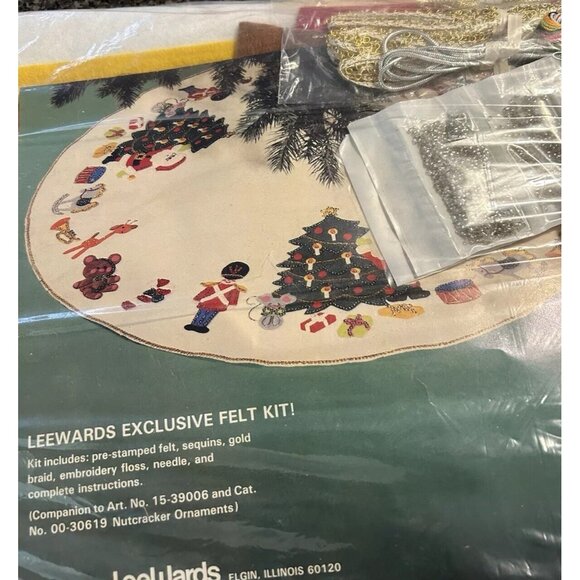 LeeWards Christmas Nutcracker Tree Skirt Kit Felt 1980 Vintage 45" Diameter NEW - Picture 3 of 5